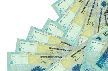 500 Kazakistan tenge gagası beyaza izole edilmiş farklı bir sırayla yatar. Yerel bankacılık ya da para kazanma konsepti. İş arkaplanı afişi