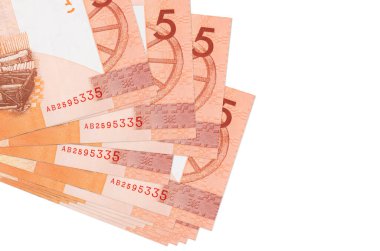5 Belorus rublesi banknotları küçük gruplar halinde ya da beyaza izole edilmiş paketler halinde bulunur. Kopyalama alanı olan bir model. İş ve para değişimi kavramı