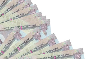 500 BAE dirhem banknotları beyaz arka planda izole edilmiş ve fanı da kapatılıyor. Maaş zamanı kavramı veya finansal işlemler