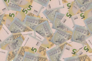 5 avroluk banknotlar yığınla var. Zengin yaşam kavramsal geçmişi. Büyük miktarda para.
