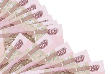100 Rus rublesi, beyaz arka planda izole edilmiş bir şekilde duruyor. Fan kaplamasında da fotokopi alanı var. Maaş zamanı kavramı veya finansal işlemler