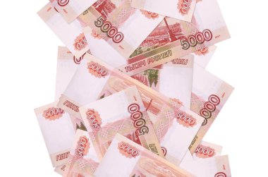 5000 Rus rublesi beyazın üzerinde izole bir şekilde aşağı uçuyor. Birçok banknot sol ve sağ tarafta beyaz kopya alanı ile düşüyor