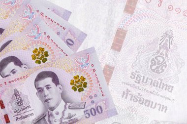 500 Tayland baht faturası büyük yarı şeffaf banknotun arka planında duruyor. Kopyalama alanı olan soyut iş arkaplanı
