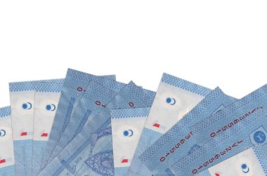 1 Malezya ringgit banknotları beyaz zemin üzerinde izole edilmiş ve kopyalama alanı olan ekranın alt tarafında yatmaktadır. Paralı iş kavramları için arkaplan afişi şablonu