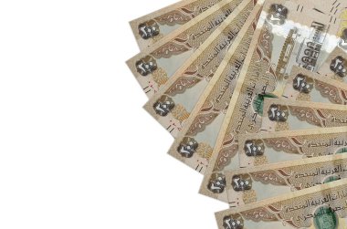 200 BAE dirhem banknotu, kopyalama alanı olan beyaz arkaplanda izole bir şekilde yatıyor. Zengin yaşam kavramsal geçmişi. Büyük miktarda ulusal para birimi zenginliği