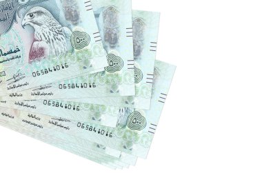 500 BAE Dirhams banknotu küçük gruplar halinde ya da beyaza izole edilmiş paketler halinde yatar. Kopyalama alanı olan bir model. İş ve para değişimi kavramı