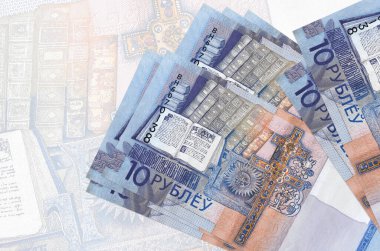10 Belorus rublesi banknotları büyük yarı şeffaf banknotların arkasında duruyor. Ulusal para biriminin soyut sunumu. İş konsepti