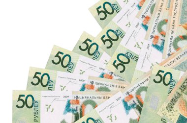 50 Belorus rublesi banknotları beyaza izole edilmiş farklı bir sırayla yatar. Yerel bankacılık ya da para kazanma konsepti. İş arkaplanı afişi