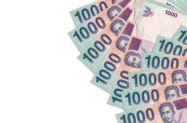 1000 Endonezya rupiası banknotları beyaz arka planda, kopyalama alanı ile izole bir şekilde duruyor. Zengin yaşam kavramsal geçmişi. Büyük miktarda ulusal para birimi zenginliği