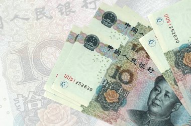 10 Çin Yuan 'ı banknotları büyük yarı şeffaf banknotların arka planında duruyor. Ulusal para biriminin soyut sunumu. İş konsepti