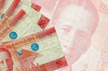 50 Filipin piso faturası büyük yarı şeffaf banknotun arka planında duruyor. Kopyalama alanı olan soyut iş arkaplanı