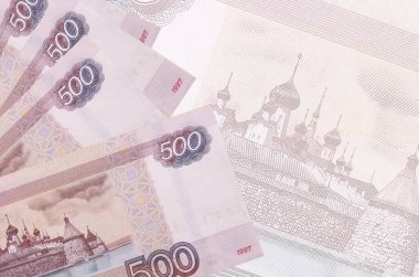 500 Rus rublesi, büyük yarı şeffaf banknotun arka planında duruyor. Kopyalama alanı olan soyut iş arkaplanı