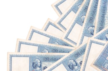 100 Reich markı banknotları beyaza izole edilmiş farklı bir sırayla yatar. Yerel bankacılık ya da para kazanma konsepti. İş arkaplanı afişi