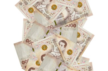 1000 Tayland baht banknotları beyazın üzerinde izole bir şekilde uçuyor. Birçok banknot sol ve sağ tarafta beyaz kopya alanı ile düşüyor
