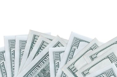 100 Amerikan doları banknotları ekranın alt tarafında, beyaz arka planda, fotokopi alanı ile izole bir şekilde duruyor. Paralı iş kavramları için arkaplan afişi şablonu