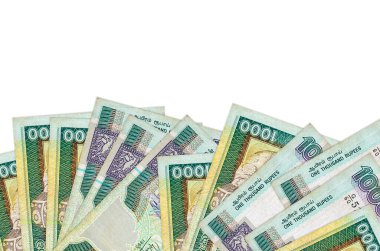 Ekranın alt tarafında 1000 Sri Lanka rupi banknot var. Beyaz arka planda izole edilmiş ve fotokopi alanı var. Paralı iş kavramları için arkaplan afişi şablonu