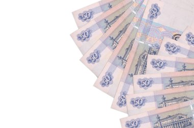 50 rusya rublesi banknotları beyaz arka planda fotokopi alanı ile izole bir şekilde duruyor. Zengin yaşam kavramsal geçmişi. Büyük miktarda ulusal para birimi zenginliği