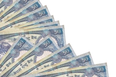 50 Nepal Rupisi banknotları beyaz arka planda izole edilmiş, fotokopi alanı da pervaneye yakın duruyor. Maaş zamanı kavramı veya finansal işlemler