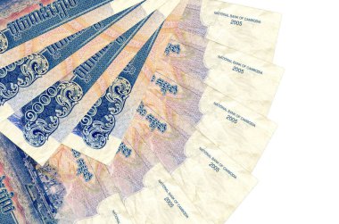 1000 adet Kamboçyalı isyan yasası beyaz arka planda izole edilmiş ve fotokopi alanı fan şeklinde dizilmiş. Finansal işlemler kavramı