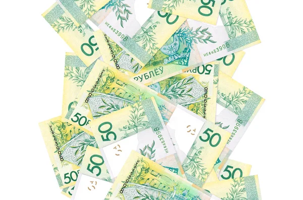 Beyaz üzerine izole edilmiş 50 Belorus rublesi. Birçok banknot sol ve sağ tarafta beyaz kopya alanı ile düşüyor