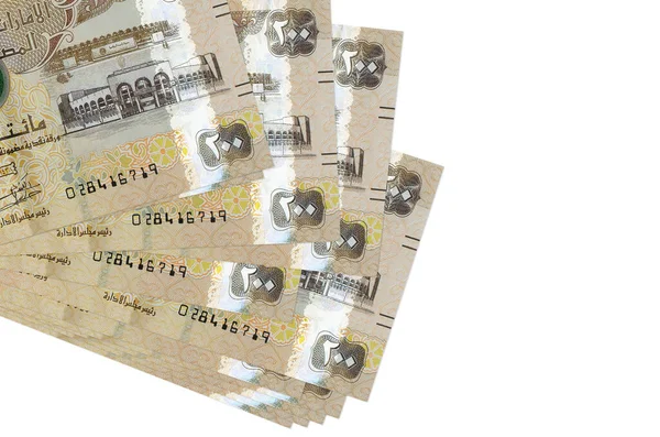 200 BAE dirhem banknotları küçük gruplar halinde ya da beyaza izole edilmiş paketler halinde yatar. Kopyalama alanı olan bir model. İş ve para değişimi kavramı