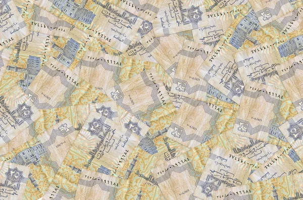 25 Mısır kuruşu banknotları büyük yığının içinde yatıyor. Zengin yaşam kavramsal geçmişi. Büyük miktarda para.