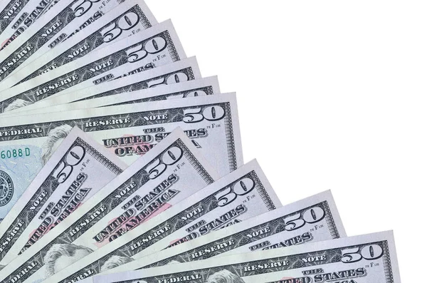 50 dolarlık banknotlar beyaz arka planda izole edilmiş, fotokopi alanı da yakın planda tutuluyor. Maaş zamanı kavramı veya finansal işlemler