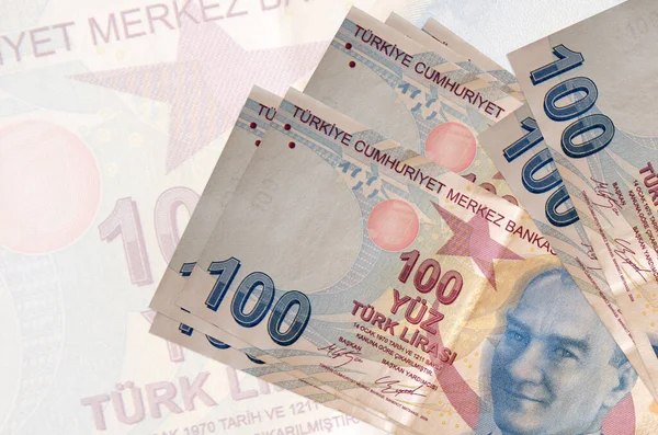Büyük yarı şeffaf banknotun arka planında 100 Türk lirası duruyor. Ulusal para biriminin soyut sunumu. İş konsepti
