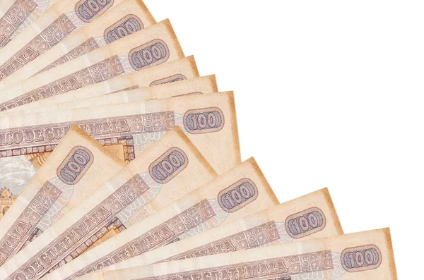 100 Guatemalalı quetzales banknotu beyaz arka planda izole bir şekilde duruyor. Fan kaplamasında da fotokopi alanı var. Maaş zamanı kavramı veya finansal işlemler