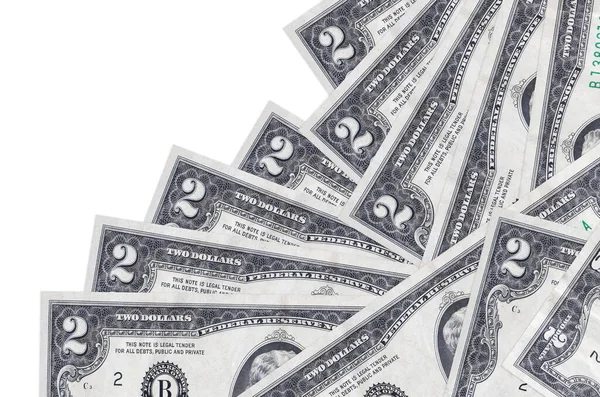 2 dolarlık banknotlar beyazın üzerinde ayrı bir sırayla yatıyor. Yerel bankacılık ya da para kazanma konsepti. İş arkaplanı afişi