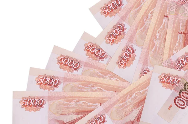 5000 rusya rublesi banknotları beyaza izole edilmiş farklı bir sırayla yatar. Yerel bankacılık ya da para kazanma konsepti. İş arkaplanı afişi