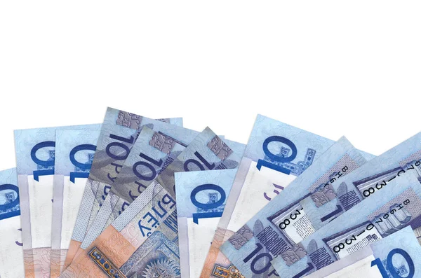 Ekranın alt tarafında 10 Belorus ruble banknotu var. Beyaz arka planda izole edilmiş ve kopyalama alanı var. Paralı iş kavramları için arkaplan afişi şablonu