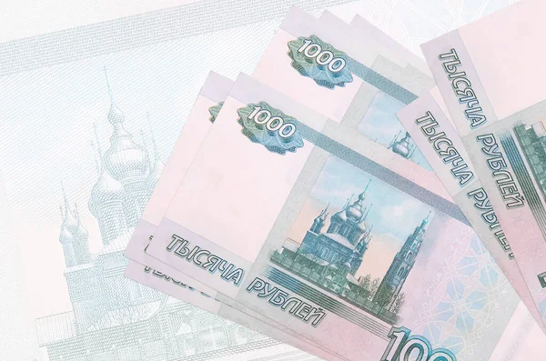 1000 Rus rublesi, büyük yarı şeffaf banknotun arka planında duruyor. Ulusal para biriminin soyut sunumu. İş konsepti