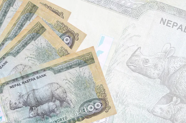 100 Nepal Rupisi banknotları büyük yarı şeffaf banknotların arka planında duruyor. Kopyalama alanı olan soyut iş arkaplanı