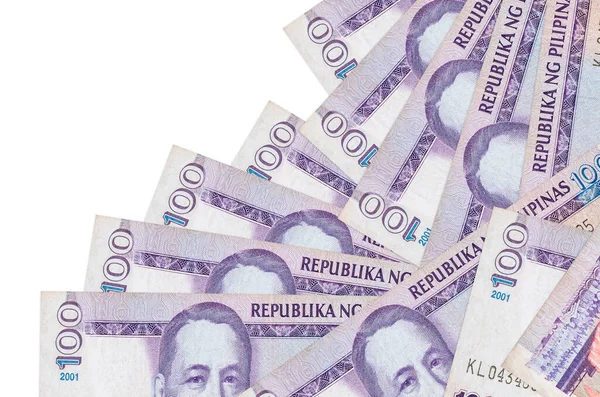 100 Filipin piso banknotu beyaza izole edilmiş farklı bir sırayla yatar. Yerel bankacılık ya da para kazanma konsepti. İş arkaplanı afişi