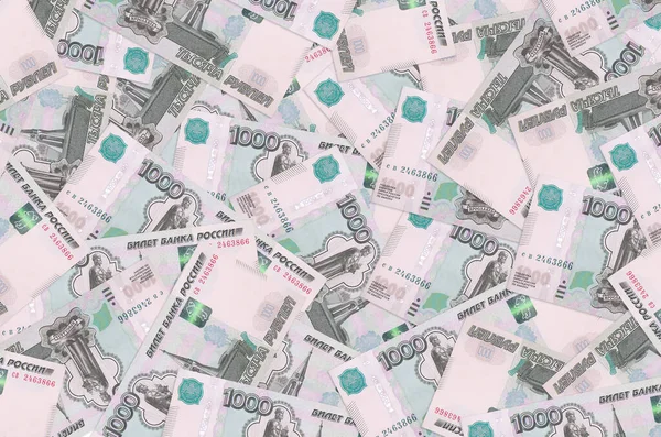 1000 Rus rublesi büyük bir yığın halinde duruyor. Zengin yaşam kavramsal geçmişi. Büyük miktarda para.