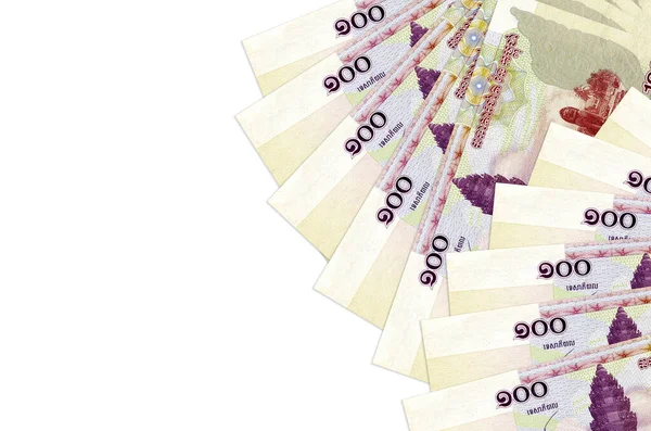 100 Kamboçyalı isyan yasası, beyaz arka planda fotokopi alanı ile izole bir şekilde duruyor. Zengin yaşam kavramsal geçmişi. Büyük miktarda ulusal para birimi zenginliği