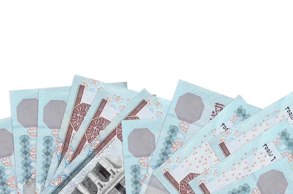 Ekranın alt tarafında 5 Mısır sterlinli banknotlar var. Beyaz arka planda, kopyalama alanı ile izole edilmiş. Paralı iş kavramları için arkaplan afişi şablonu