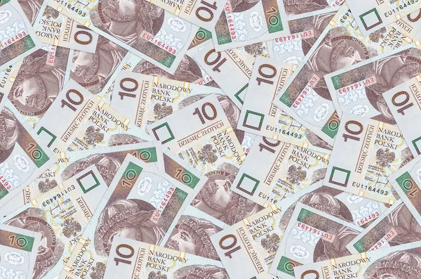10 Polonyalı zloti banknotu büyük yığının içinde yatıyor. Zengin yaşam kavramsal geçmişi. Büyük miktarda para.