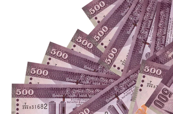 500 Sri Lanka rupisi, beyaza izole edilmiş farklı bir sırayla yatar. Yerel bankacılık ya da para kazanma konsepti. İş arkaplanı afişi