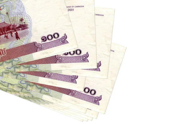 100 Kamboçyalı isyan senedi küçük gruplar halinde ya da beyazlar üzerine izole edilmiş paketler halinde yatar. Kopyalama alanı olan bir model. İş ve para değişimi kavramı