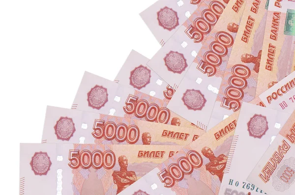 5000 rusya rublesi banknotları beyaza izole edilmiş farklı bir sırayla yatar. Yerel bankacılık ya da para kazanma konsepti. İş arkaplanı afişi
