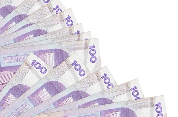 100 Filipin piso banknotları beyaz arka planda izole edilmiş, fotokopi alanı da yakın planda tutuluyor. Maaş zamanı kavramı veya finansal işlemler