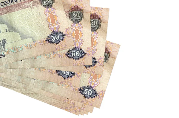 50 BAE dirhem banknotları küçük gruplar halinde ya da beyaza izole edilmiş paketler halinde bulunur. Kopyalama alanı olan bir model. İş ve para değişimi kavramı