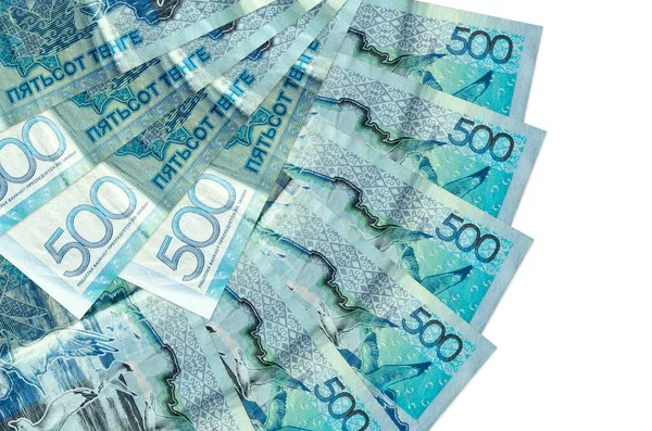 500 Kazakistan tenge banknotları beyaz arka planda izole edilmiş ve fotokopi alanı pervane şeklinde dizilmiş. Finansal işlemler kavramı