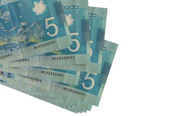 5 Kanada Doları küçük gruplar halinde ya da beyaza izole edilmiş paketler halinde duruyor. Kopyalama alanı olan bir model. İş ve para değişimi kavramı