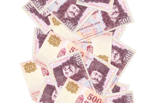 500 Macar forint banknotu beyazın üzerinde izole bir şekilde uçuyor. Birçok banknot sol ve sağ tarafta beyaz kopya alanı ile düşüyor