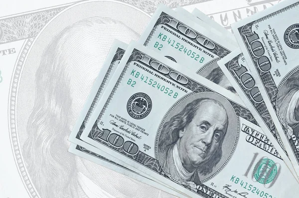 100 Amerikan doları banknotları büyük yarı şeffaf banknotların arka planında duruyor. Ulusal para biriminin soyut sunumu. İş konsepti