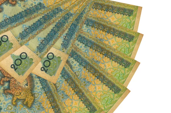 200 Özbekistanlı som banknot beyaz zemin üzerinde izole edilmiş, fotokopi alanı da fan şeklinde üst üste yığılmış. Finansal işlemler kavramı