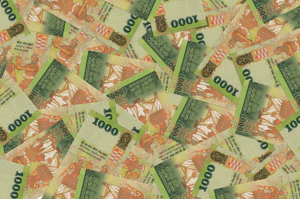 1000 Sri Lanka rupisi büyük bir yığın halinde duruyor. Zengin yaşam kavramsal geçmişi. Büyük miktarda para.